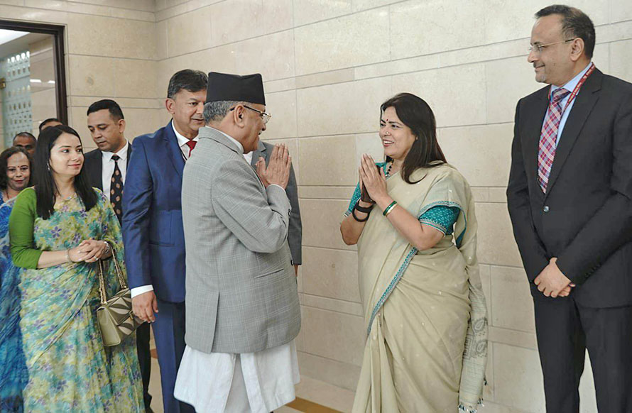 प्रधानमन्त्री प्रचण्ड दिल्लीमा, भारतीय विदेश राज्यमन्त्री लेखीले गरिन् स्वागत